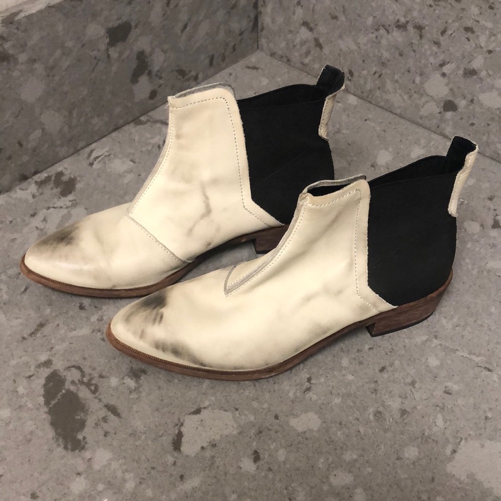 Free People🤍 White leather ankle boots